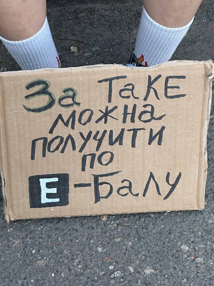 Tk0811115K's tweet photo. Показуйте свої таблички ☺️
Ця мені запала в душу 🤣 https://t.co/wQ7q0EJ5K3