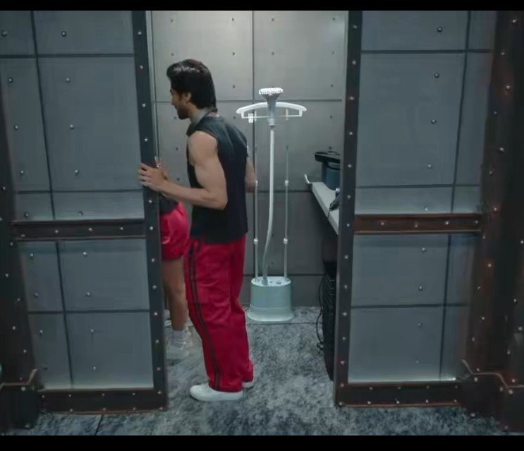 Urvaa1003's tweet photo. HC ws trying his best not to get triggered &amp; get the ans from cunning SS
Why she dislike SJ once&amp; for all

By repeated❓Ma'am aap dono ki koi bonding Nahi hai? He wanted SS to get annoyed &amp; speak out th truth but ulta usko hi ghalat thehra diya😔
#HarshadChopda 
#HarshadInLockUp https://t.co/scO51HK3pl