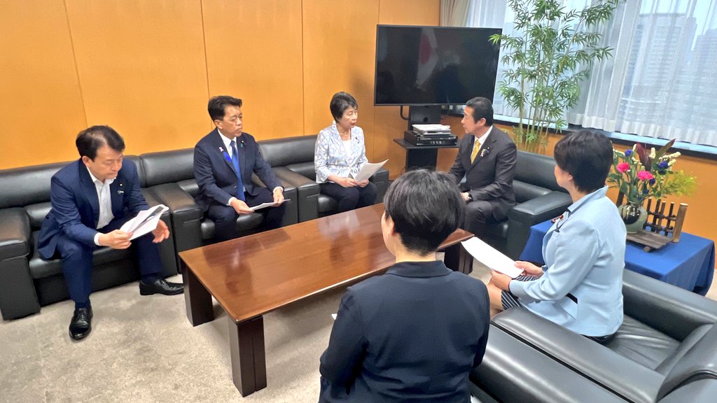 Kamikawa_Yoko's tweet photo. 議員連盟2026
「性暴力のない社会の実現を目指す議員連盟（ワン・ツー議連）」(会長上川陽子)が取りまとめた提言『性犯罪・性暴力対策の一層の強化に向けて』を、黄川田仁志内閣府特命担当大臣（男女共同参画担当）に手交しました。

◎性犯罪・性暴力は、被害者の心身に長期にわたり深い傷を残す重大な人権侵害です。「One is too many（1件でもあれば多すぎる）」との理念の下、被害者に寄り添った支援体制の充実を進めることが不可欠です。

◎提言では、全国のワンストップ支援センターの機能強化や支援員の確保・育成、関係機関との連携強化、支援内容の標準化など、切れ目のない支援体制の構築と連携強化を求めました。

◎生命（いのち）の安全教育の推進、改正刑法の適切な運用と検証、社会全体への啓発、さらにAIや性的ディープフェイクなど新たな課題への対応についても盛り込んでいます。

◎被害に遭われた方が、いつでも、どこでも、必要な支援につながることができる社会を実現するとともに、誰もが安心して暮らせる「性暴力のない社会」の実現に向け、政府と連携しながら取り組みを着実に前へ進めてまいります。

#上川陽子 #静岡市
#ワン・ツー