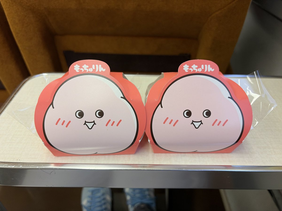 enterrelativity's tweet photo. やっとGetしたもっちゅりん🍩✨仕事帰り、自分へのご褒美として奢った特急りょうもう車内でいただきます❣️旨し😊 https://t.co/PuShCfZoWf