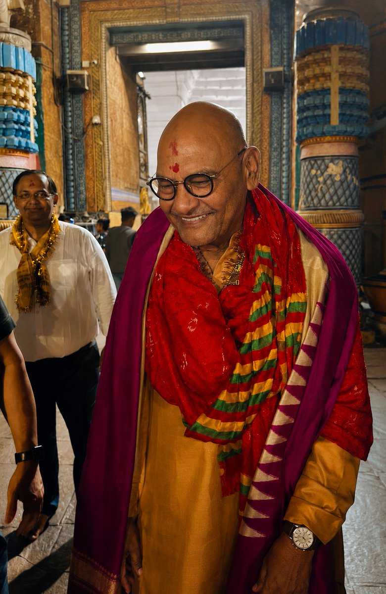 AnilAgarwal_Ved's tweet photo. आज का दिन हम सभी के लिए बहुत पावन है। भगवान जगन्नाथ, अपने भाई बलभद्र और बहन सुभद्रा के साथ अपनी दिव्य रथयात्रा पर निकल रहे हैं।

इस मौके पर मुझे हमेशा भगवान जगन्नाथ की मूर्तियों से जुड़ी एक बहुत ही सुंदर कथा याद आती है। कहते हैं जब देवशिल्पी विश्वकर्मा जी एक बुजुर्ग मूर्तिकार का रूप लेकर इन अद्भुत मूर्तियों को बना रहे थे, तब उन्होंने शर्त रखी थी कि 21 दिन तक कोई कमरे का दरवाज़ा नहीं खोलेगा। लेकिन चिंता और उत्सुकता की वजह से राजा ने समय से पहले ही दरवाज़ा खोल दिया। मूर्तिकार अचानक गायब हो गए और मूर्तियाँ वैसी ही रह गईं, बिना हाथ-पैर के, जैसी आज हम देखते हैं। राजा बहुत दुखी हुए कि उनसे इतनी बड़ी भूल हो गई। तब भगवान ने स्वयं प्रकट होकर उनसे कहा था, "राजन, उदास मत हो। मैं इसी रूप में संसार के सामने रहना चाहता हूँ ताकि लोगों को यह समझ आए कि मेरे लिए बाहरी रूप-रंग या आकार मायने नहीं रखता; मुझे पाने के लिए सिर्फ साफ मन, सच्चा प्रेम और अटूट भरोसा ही काफी है।"

सोचिए, हमारी इन कथाओं में कितनी गहरी बात कही गई है! प्रभु का यह रूप हमें सिखाता है कि हमारे अंदर की कोई भी कमी या बाहरी परिस्थिति हमारे हौसले को नहीं रोक सकती।

महाप्रभु जगन्नाथ का मुझ पर हमेशा बहुत आशीर्वाद रहा है। जब भी मैं मंदिर जाता हूँ, मुझे प्रभु से यही प्रेरणा मिलती है कि हम सब निस्वार्थ भाव से समाज व अपने आसपास के लोगों की सेवा के लिए हमेशा तत्पर रहें।

जगन्नाथ जी से यही प्रार्थना है कि वे हम सभी के जीवन में सुख, समृद्धि और अच्छा स्वास्थ्य लेकर आएं, और दुनिया भर में उनके प्रति लोगों की आस्था और यह पावन भावना और गहरी हो।

आप सभी को जगन्नाथ रथयात्रा की बहुत-बहुत शुभकामनाएं! 🚩