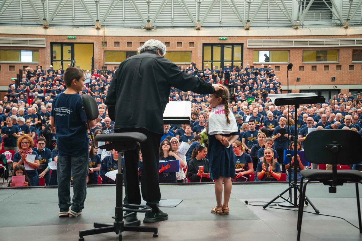 ravennafestival's tweet photo. Stasera su Rai5 alle ore 22.30 non perdetevi la seconda puntata di 𝗖𝗮𝗻𝘁𝗮𝗿𝗲 𝗮𝗺𝗮𝗻𝘁𝗶𝘀 𝗲𝘀𝘁: Il racconto emozionante di oltre 3500 coristi arrivati a Ravenna da ogni angolo d'Italia, uniti da una sola, grandissima passione.. guidati dal Maestro Riccardo Muti https://t.co/6DkDLuzR0t