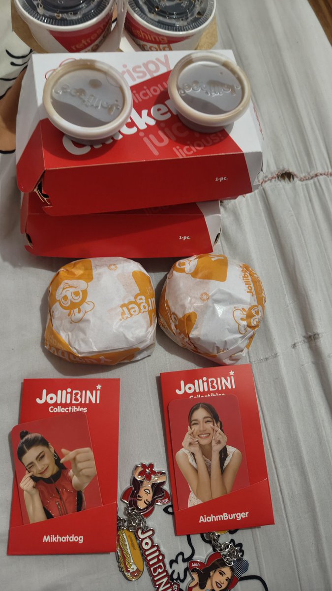 w1693's tweet photo. Hindi titigil hanggang maging manok 😂🐓 
@Jollibee @BINI_ph

#charmedbyjollibini #bini #jollibini https://t.co/udUujIb0ab