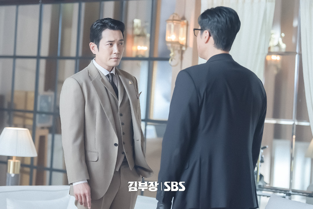 SBSNOW's tweet photo. 또 한 번 성사된 두 아빠의 만남
아빠들 눈빛이 너무 무서워요,,😱

SBS 금토드라마 <김부장>
☞ [금,토] 밤 9시 50분

#SBS금토드라마 #김부장
#AgentKimReactivated
#소지섭 #최대훈 #윤경호 https://t.co/806qs1e518