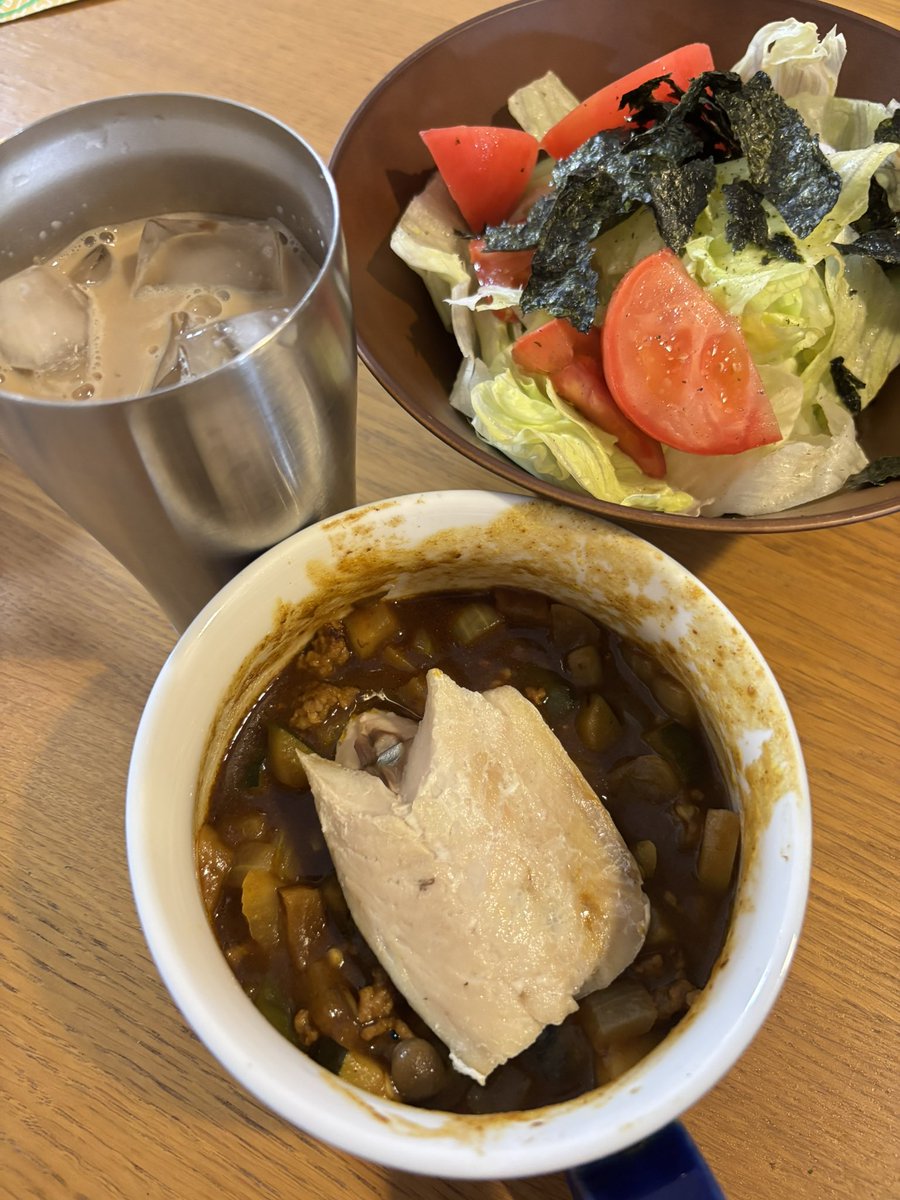 suyasuya_kun's tweet photo. 盛り付けをもう少し工夫できそうだけど、これで十分やで(昨日のカレーに、ゆで鯖) https://t.co/HPOrmm5e3M