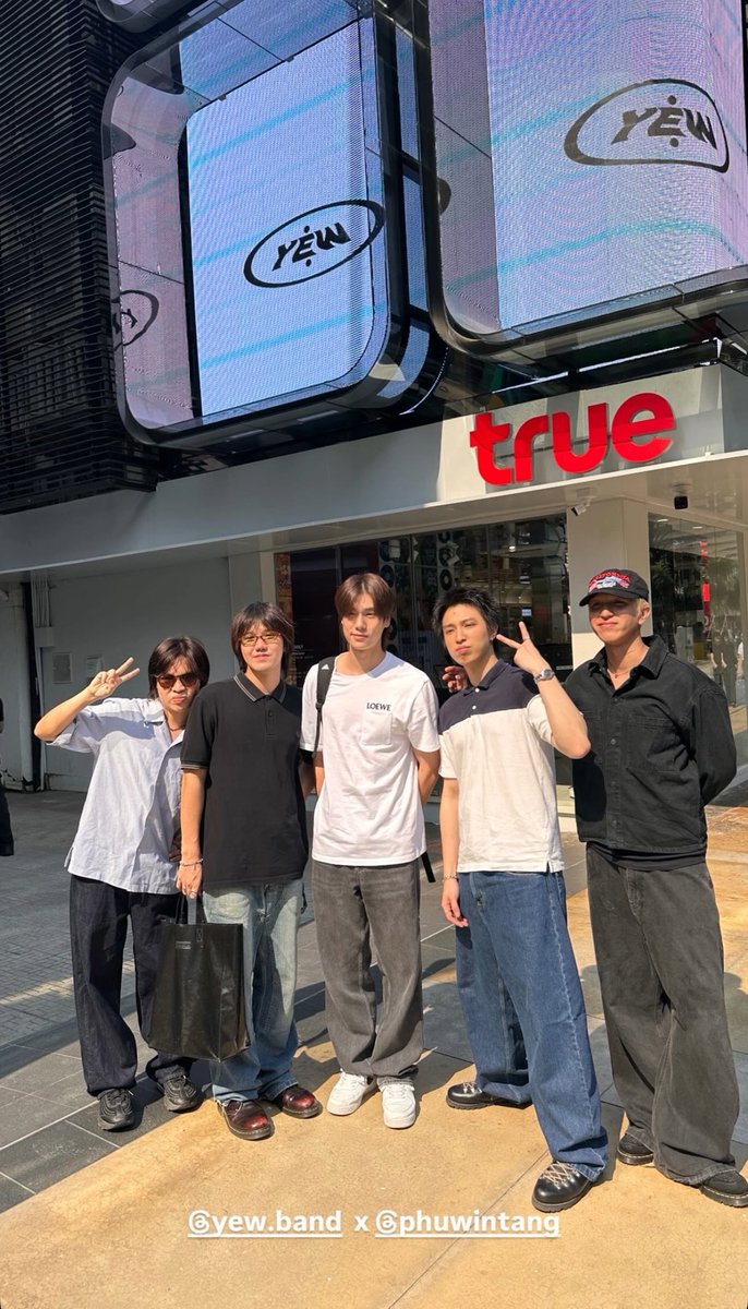 jollyparfait's tweet photo. ที่น้องภูวินได้ไปร้องเพลงกับพี่ๆ yew คือเพราะบังเอิญเดินเจอกันที่สยามจริงๆอะ พี่ๆเรียกไปถ่ายรูป แล้วหลังจากนั้นก็ทักมาชวนทำlive session ภูวินเลยไปขอไรเซอร์อีกที ฮือๆๆ พี่ๆน่ารักกับน้องภูวินมากๆๆๆ ขอบคุณอีกครั้งนะคะะ @yewband 

PHUWIN TEE X 2STORIES

#Basedon2StoriesEP11 https://t.co/Pk2Hoh32lw
