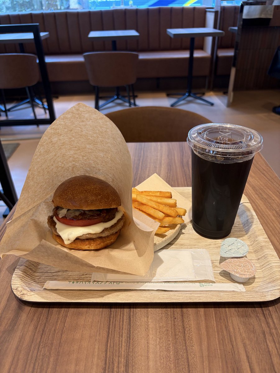 UP538308665's tweet photo. toshiyaさんとこのランチ行ってきました🍔メチャ美味かった😋

#moshburger&amp;bar https://t.co/ZbPHKkiYdA