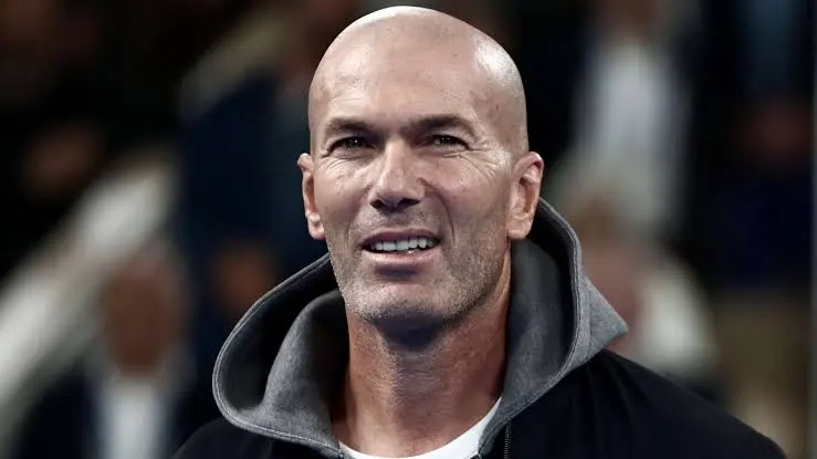 tinkingeba61429's tweet photo. FRANSA DA YENİ DÖNEM
Zidane, yıllık 3,6 milyon euro garanti ücretle Deschamps'tan daha az kazanmayı kabul ederek Fransa'nın başına geçiyor! 🇫🇷⚽
Hedeflere ulaşırsa maaşı bonuslarla aylık 450 bin euroya çıkacak olsa da, yıllık 10 milyon euro kazanan dünyanın en pahalı hocası Carlo Ancelotti'nin oldukça gerisinde kalıyor. 📉👑