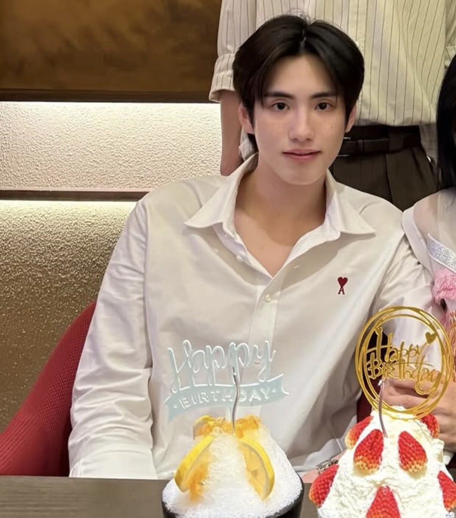 Wphu0101's tweet photo. เสื้อใคร เสื้อคู่ เสื้อเธอ เสื้อพี่ คนพี่ใส่พอดีตัว แต่พอไปอยู่บนตัวน้องดูตัวใหญ่ๆ เลยขอเดาว่า ตัวเดียวกันนะคับลูกพี่ อร๊ากสกสกสสสสกห พี่ฟิน https://t.co/93Rlbwc2ya