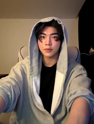AboutMusicYT's tweet photo. Gunwook of ZEROBASEONE comforts a fan who revealed he is a victim of bullying during his live:

"Raise your head confidently. Let's make a world where victims can live with confidence. Don't be intimidated, I'm cheering for you with all of my heart! If anything happens, let me know in the next live! If you don't have anyone to talk to .. (*writes down the fan's username*), if there's anything you want to say let me know."