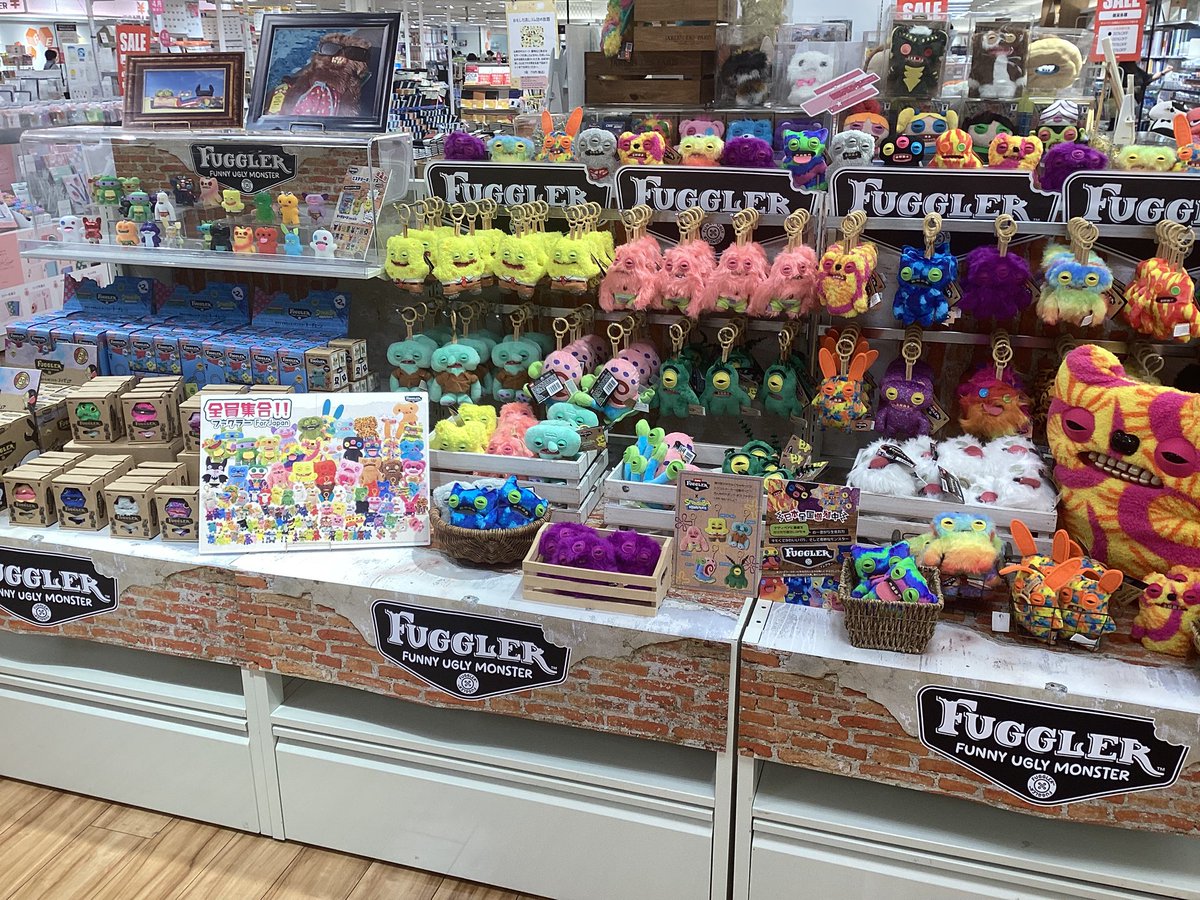 incubenews's tweet photo. \ 📣本日よりキモかわファグラーたちが天神店4Fに大集合✨🦷 /

¥2,000(税込)以上のご購入でステッカー1枚
¥5,000(税込)以上のご購入でブラインドキーホルダー１つ
ノベルティをプレゼント🎁❣️
ぜひ遊びに来てください♪
#インキューブ　#ファグラー　#FUGGLER https://t.co/aCMJaARyE6
