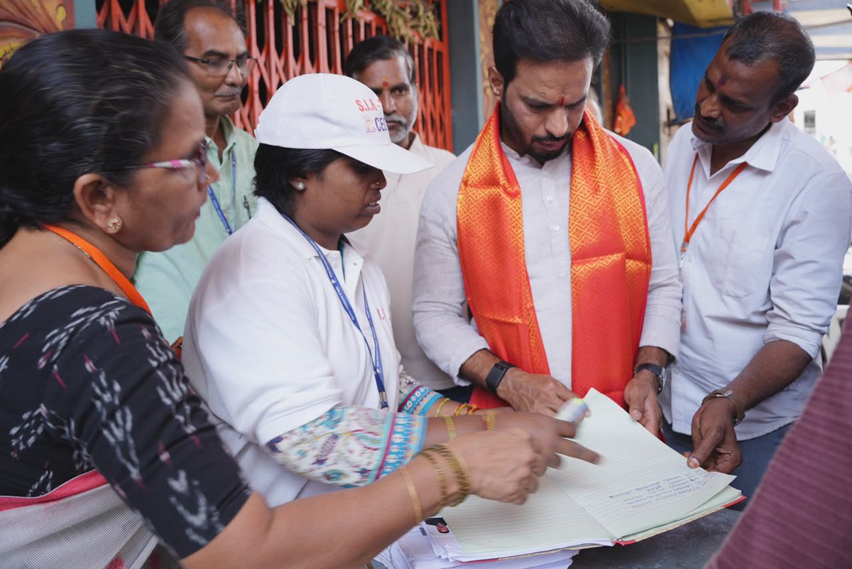 Raviyadav_bjp's tweet photo. తెలంగాణ రాష్ట్రవ్యాప్తంగా కొనసాగుతున్న SIR ప్రక్రియలో భాగంగా వివేకానంద నగర్, పాపిరెడ్డి నగర్, ఆల్విన్ కాలనీ డివిజన్‌లలో బీజేపీ నాయకులు, కార్యకర్తలు, బీఎల్‌ఏలతో కలిసి ఎన్యుమరేషన్ ప్రక్రియను పరిశీలించడం జరిగింది.

#SIR2026 #VoterListRevision #BJPTelangana  #EnumerationDrive https://t.co/kc3f1MdTmr