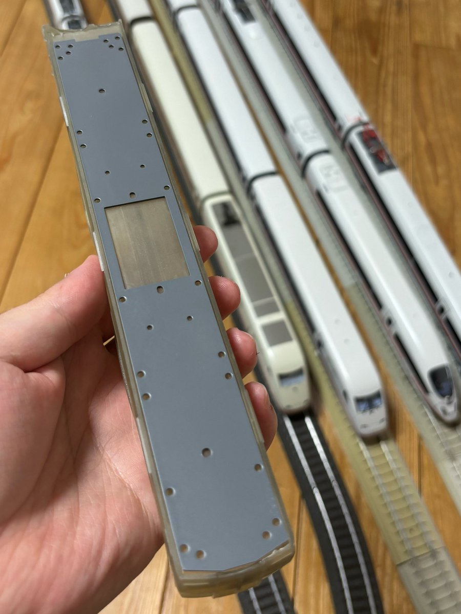 NAV221's tweet photo. 板金加工で作った床板とあわせてもそれなりの精度はあった
ただ窓とかドアの開口部はやや歪む https://t.co/RzBDmu9toB