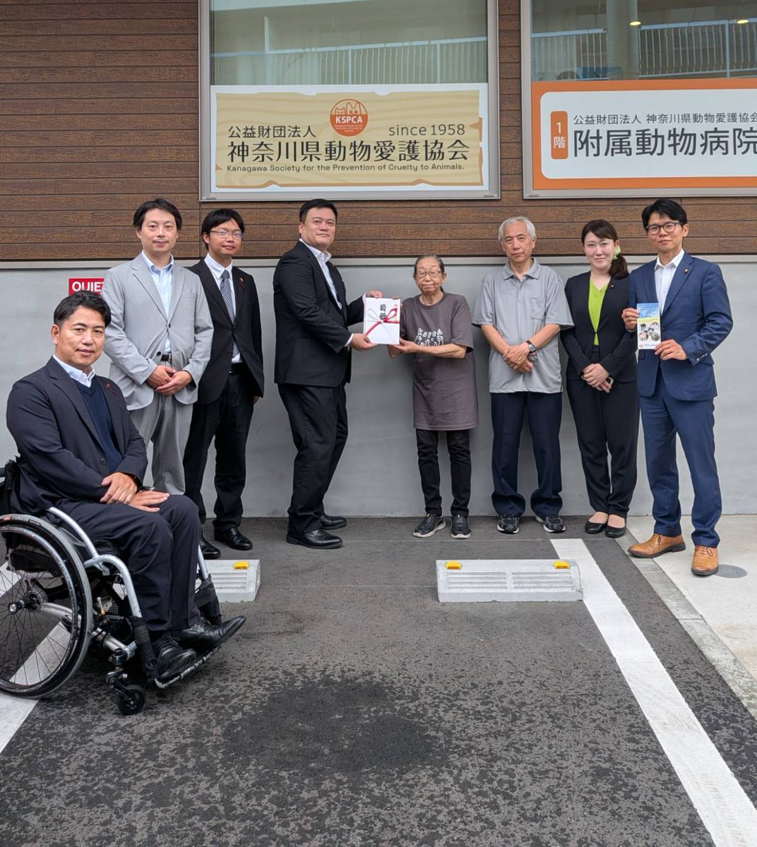 TohruIshizaki's tweet photo. 東京維新の会メンバーで先日神奈川県動物愛護協会様に1000万円の寄付を行いました。イヌ、ネコのみならずアライグマも何匹か保護されていました。昨今イエネコの問題などまだまだ法的な課題が指摘されていますが、様々な立法府に対するご要望も頂戴しました。
私も動物愛護議員連盟にも所属し、動物愛護法の改正にも取り組んで以来、保護ネコを保護したり活動して参りましたが、まだまだ課題山積です。引き続き頑張って参ります。

#動物愛護　#石崎とおる　#石崎徹
#元衆議院議員