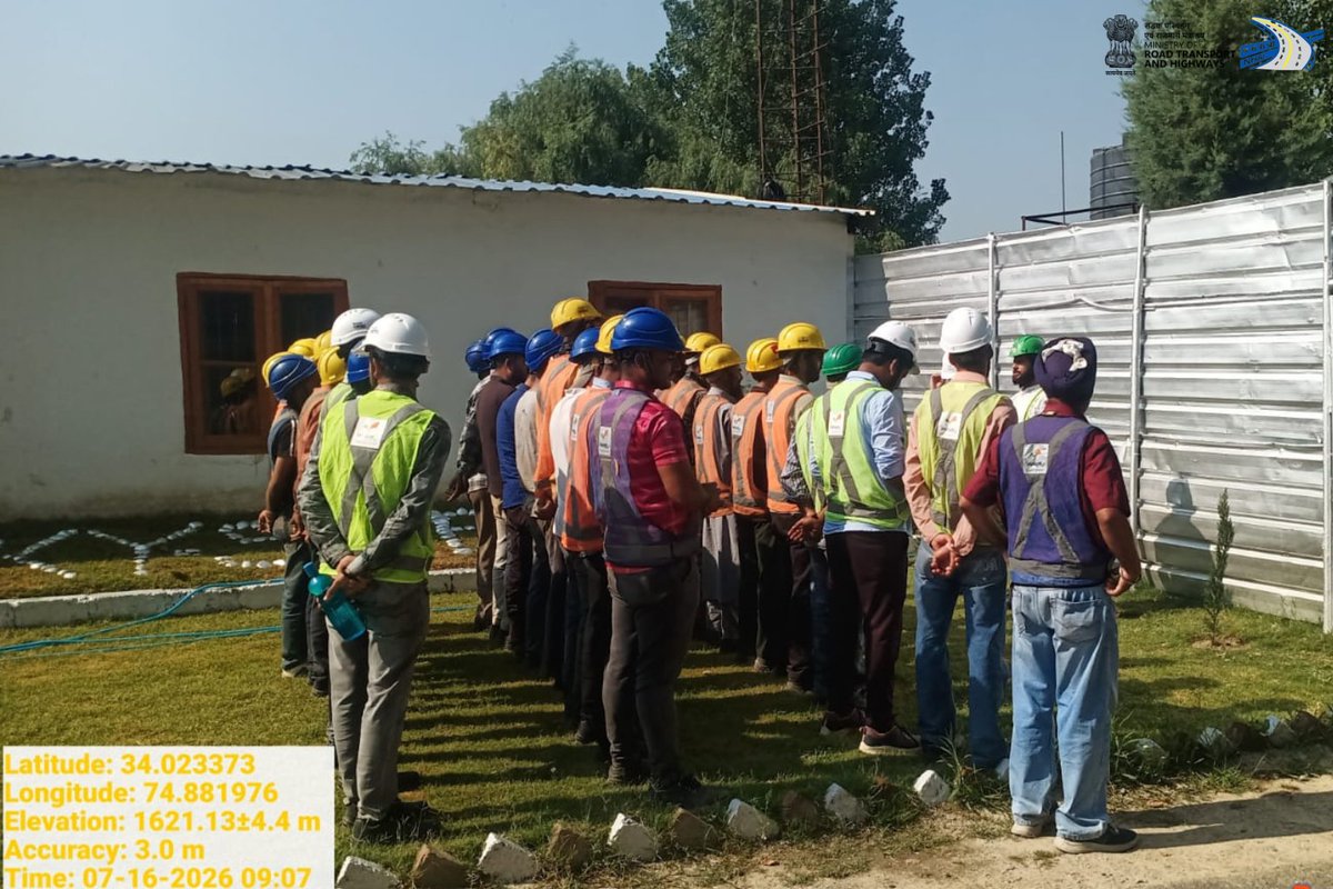 NHAIROJammu's tweet photo. Safety begins with awareness.
A Mass #ToolboxTalk (TBT) and Safety Pledge were conducted today at the SBEL Project on the #Srinagar–Banihal stretch of #NH44, reinforcing safe work practices, PPE compliance and hazard awareness.
#SafetyFirst #SafetyPledge #WorkplaceSafety https://t.co/upOxTnkwOr