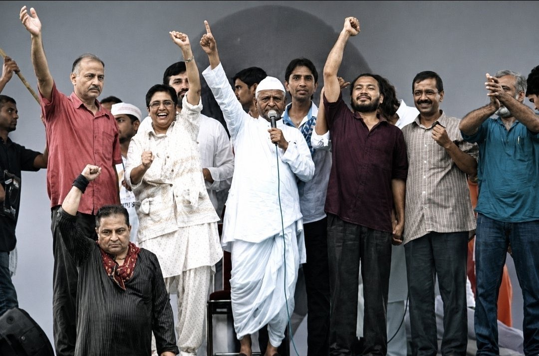richaanirudh's tweet photo. अन्ना आंदोलन के बाद अब सालों तक देश की आम जनता किसी आंदोलन पर आंख मूंद कर भरोसा नहीं कर पाएगी..अन्ना आंदोलन के मंच पर खड़े हर व्यक्ति को देखिए..अन्ना के अलावा उस आंदोलन से हर किसी ने अपनी दुकान चमका ली..ये सारे चेहरे तब कहां,किस हाल में थे और आज कहां है? ये एक बहुत बड़ी वजह है कि आज वैसी भीड़ नहीं जुट रही जैसी होनी चाहिए थी या तब हुई थी।इन सब लोगों ने मिलकर जन आंदोलनों पर से जनता का भरोसा उठा दिया..खुद तो "status" में ऊपर उठ गए पर जनता की नज़रों से गिर गए 🙏