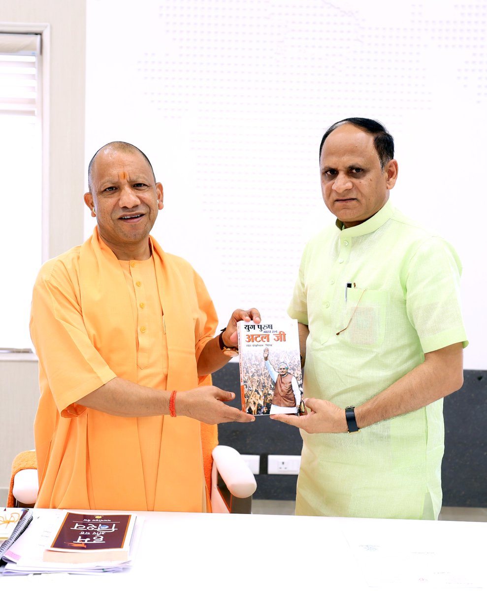 myogioffice's tweet photo. मुख्यमंत्री श्री @myogiadityanath जी महाराज से आज लखनऊ में @BJP4UP के मुख्य प्रवक्ता श्री दिनेश प्रताप सिंह जी ने शिष्टाचार भेंट की। https://t.co/4vQVZLThsp