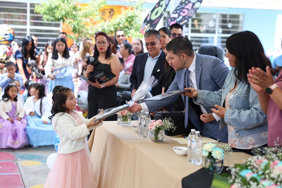 InformativoEdoM's tweet photo. Con becas, monederos electrónicos y la renovación total de sus escuelas, el @HuixquiGob , encabezado por @RominaCDV, blinda la educación de más de 27 mil estudiantes al cierre del ciclo escolar 2025-2026 para frenar la deserción escolar
 
➡️ https://t.co/GtWkIKeWuE https://t.co/Xff0seJbTd