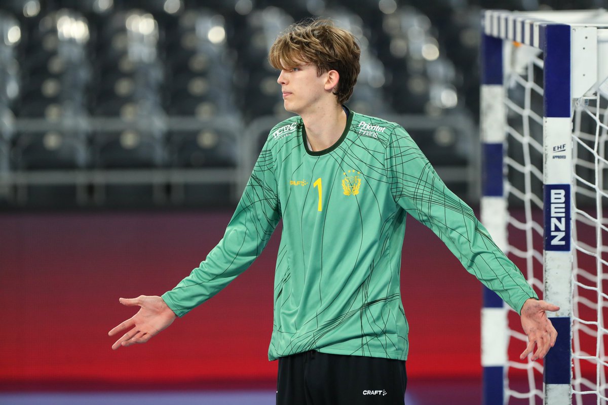 EHFEURO's tweet photo. 𝟮𝟮 𝗦𝗔𝗩𝗘𝗦 &amp; 𝟱𝟰% 𝗦𝗔𝗩𝗘 𝗣𝗘𝗥𝗖𝗘𝗡𝗧𝗔𝗚𝗘 🤯😳 EPIC PERFORMANCE from VIGGO HÅKANSSON in the quarter-final 🇸🇪🔥 #ehfeuro2026 #followthefuture #handball #handboll https://t.co/GeTZe61QHS