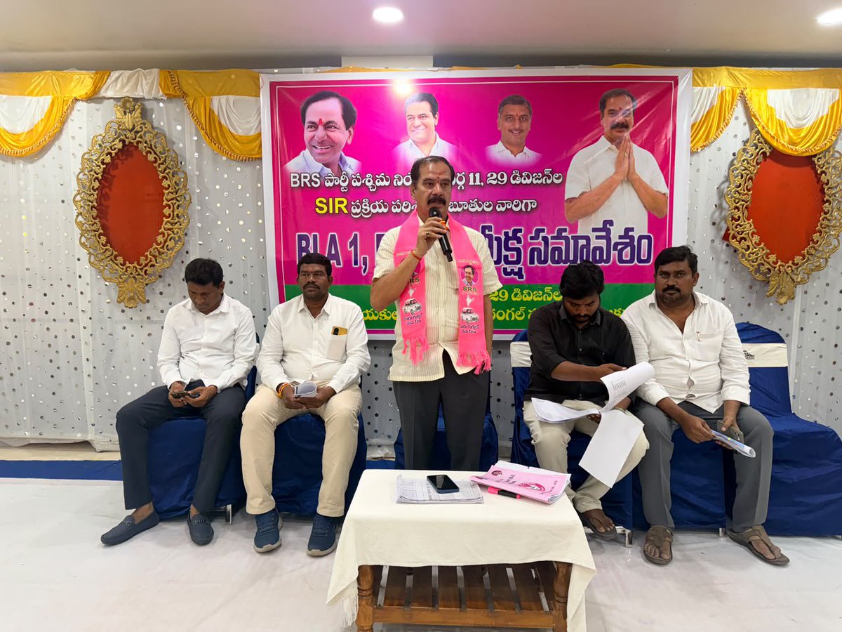 dasyamofficial's tweet photo. *ఎస్‌ఐఆర్–2026ను పారదర్శకంగా, పకడ్బందీగా నిర్వహించడంలో అందరూ భాగస్వాములు కావాలి*

*ఖచ్చితమైన ఓటరు జాబితా రూపొందించడంలో  బీఆర్ఎస్ పార్టీ కీలక పాత్ర పోషిస్తుంది*

*దాస్యం వినయ్ భాస్కర్ ప్రభుత్వ మాజీ చీఫ్ విప్*

4,9,11మరియు29వ డివిజన్ల ఎస్ఐఆర్ పై సమీక్ష సమావేశం నిర్వహించారు ఈ సందర్భంగా వారు మాట్లాడుతూ 

👉ప్రత్యేక సమగ్ర సవరణ (ఎస్‌ఐఆర్–2026) కార్యక్రమాన్ని పారదర్శకంగా, నిష్పక్షపాతంగా పూర్తి చేసి ఖచ్చితమైన ఓటరు జాబితా రూపకల్పనకు ప్రతి ఒక్కరూ సహకరించాలి.

👉ఎస్‌ఐఆర్ ప్రక్రియను ప్రజలకు చేరువ చేయాలని. ఓటర్లకు ఎలాంటి సందేహాలు ఉన్నా  వాటిని పరిష్కరించడానికి బీఆర్ఎస్ పార్టీ హెల్ప్ లైన్ ఏర్పాటు.

👉 బీఎల్‌ఓలు ఇంటింటికీ వెళ్లి ప్రతి ఓటరుకు ఎన్యూమరేషన్ ఫారాలను స్వీకరిచాలి. 

👉ఓటర్లు ఫారాలను పూర్తి చేసి తిరిగి బీఎల్‌ఓలకు అందజేయాలి.

👉ఒకే వ్యక్తికి రెండు లేదా అంతకంటే ఎక్కువ ప్రాంతాల్లో ఓటరు నమోదై ఉంటే, ఎన్నికల సంఘం నిబంధనల ప్రకారం ఒక చోట మాత్రమే ఓటు హక్కు కొనసాగుతుందని, మిగిలిన నమోదులు తొలగింపుకు చర్యలు 

👉అర్హులైన ప్రతి ఓటరు పేరు ఓటరు జాబితాలో నమోదయ్యేలా ప్రత్యేక చర్యలు.

👉ప్రజా ప్రాతినిధ్య చట్టం–1950లోని సెక్షన్–31 ప్రకారం ఓటరు నమోదుకు సంబంధించి తప్పుడు సమాచారం లేదా తప్పుడు ప్రకటనలు సమర్పించిన వారిపై చట్టపరమైన చర్యలు తీసుకునే అవకాశం ఉంటుంది .

👉ఎస్‌ఐఆర్–2026 కార్యక్రమాన్ని విజయవంతంగా పూర్తి చేయడంలో బీఆర్ఎస్ పార్టీ కీలక పాత్ర పోషిస్తు ప్రజల్లో అవగాహన కల్పిస్తూ ఎన్నికల ప్రక్రియకు సహకరిస్తుంది.
 
👉ఖచ్చితమైన, విశ్వసనీయమైన ఓటరు జాబితా రూపకల్పన ప్రజాస్వామ్య వ్యవస్థ బలోపేతానికి దోహదపడుతుంది