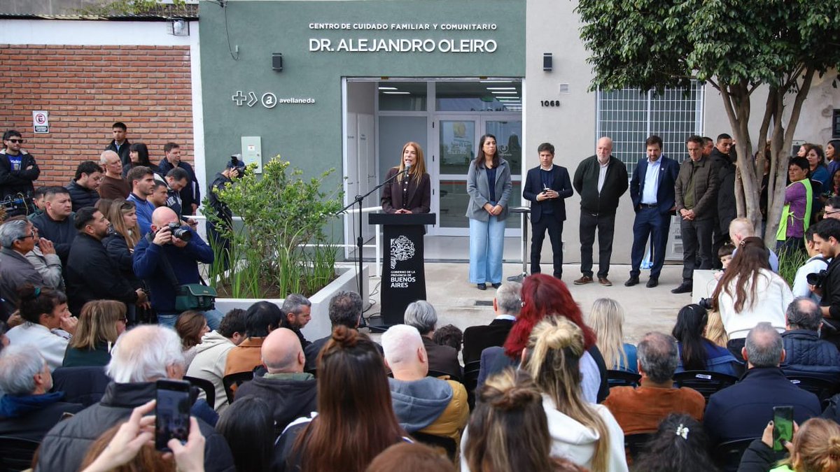 jorgeferraresi's tweet photo. LA SALUD PÚBLICA SE FORTALECE CON HECHOS 🩺🏥

Acompañamos la inauguración del Centro de Cuidado Familiar y Comunitario "Dr. Alejandro Oleiro" de Barrio Aguero. Recorrimos sus instalaciones junto a @kicillofok, @magdysierra,  @CrisAlvarezRod, @gkatopodis, @nkreplak y Alejandro Oleiro.

@baprovincia y @gestion_a realizaron una inversión de $615.239.035. El nuevo edificio cuenta con dos plantas. En la planta baja hay área de recepción, administración, una sala de enfermería y distintos consultorios de pediatría, ginecología, obstetricia y odontología. En la planta alta: cinco consultorios médicos, una sala de estar con office y un SUM.

Seguiremos construyendo un modelo que priorice la salud pública y revierta la precarización que causa Milei con políticas de Estado. Invertir en la calidad de vida de nuestra comunidad, es invertir en más derechos y mejor futuro.