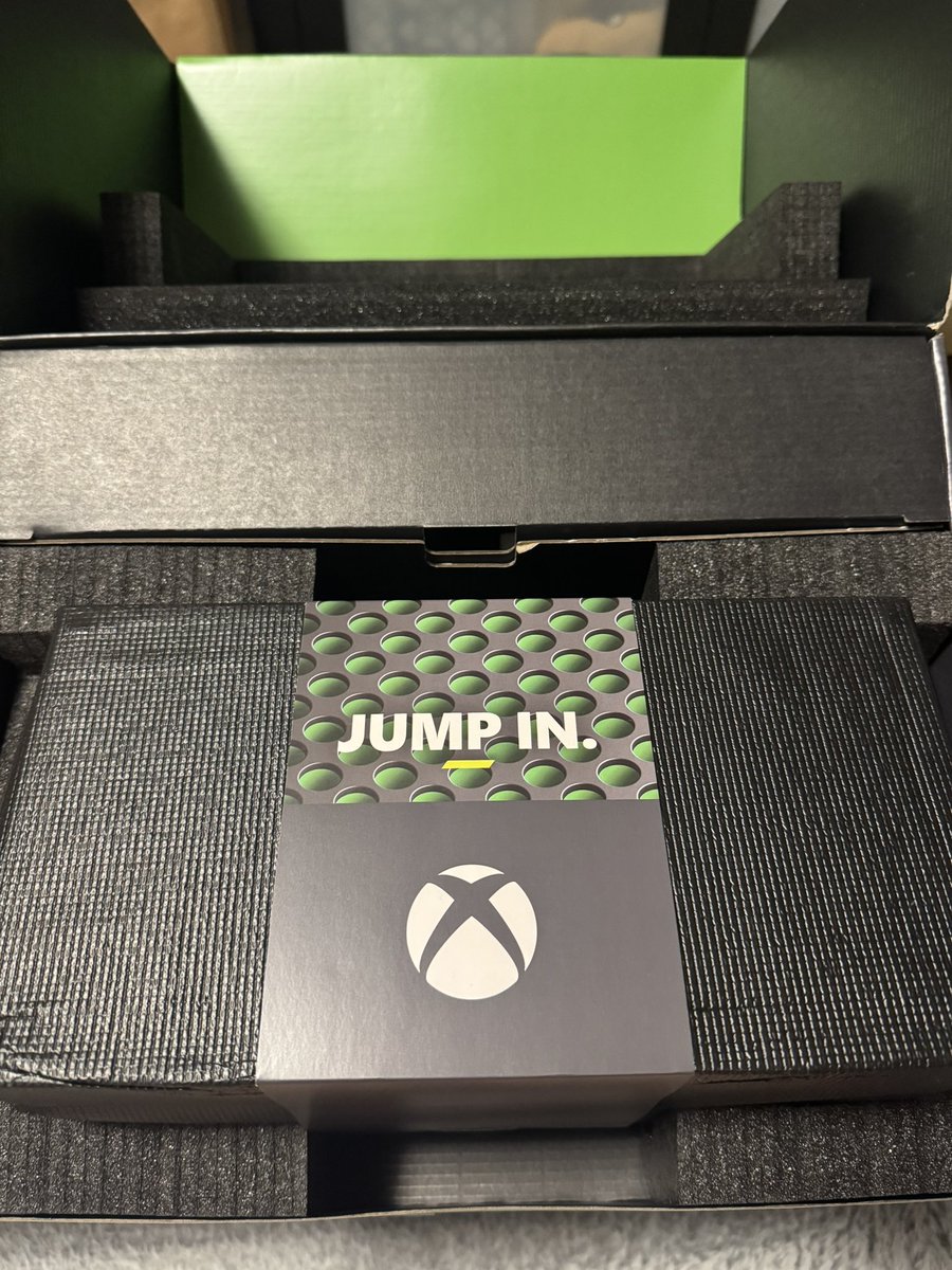sweet3dango000's tweet photo. ついにXBOXSからXにアップグレードしちゃいました！
いや、嬉しい感動本体重い！！

これでGTA6の準備もできた！
#XBOX #XBOXseriesX #JUMPIN https://t.co/YSWU38MVCE