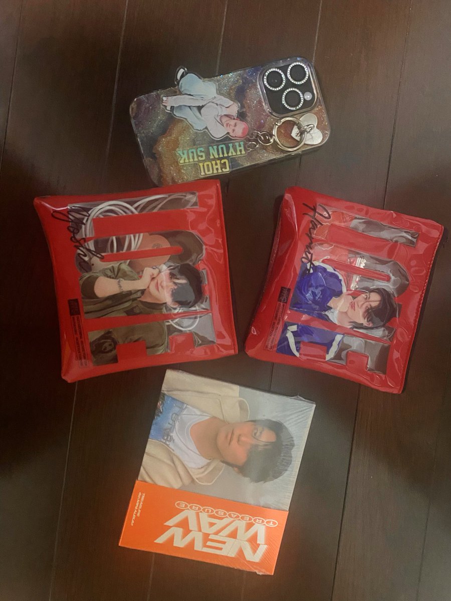 cheesecakebimi's tweet photo. めっちゃ今更やけど、6月末にtreasurePOPUPいけて、私の仕事カバンの中に、推しのヒョンハヨ3人とも揃ったの嬉しいから見てくれ🫶🫶🫶
メンバーCDは、今回のジョンウ好きすぎてジョンウにした❤️🖤❤️🖤
多忙のためまだ未開封けども(笑) https://t.co/lFyJSTAmWz