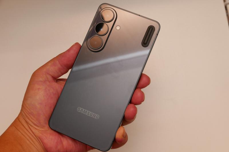 kajagadget's tweet photo. 最新の「Galaxy S26」を日常で使い込み
Pixel10Proと、どちらを残したのか。
S26の優れたコストパフォーマンスを解説しました。 
https://t.co/MODy0iCo7y

GoogleのAI普及戦略を冷静に読み解くことで見えた、
約4万円の価格差を覆す道具としての高い実用性を
私なりの葛藤と確かな実感とともにまとめました。
#カジャガジェット #GalaxyS26 #Galaxy 
#pixel10pro #pixel #google #gemini