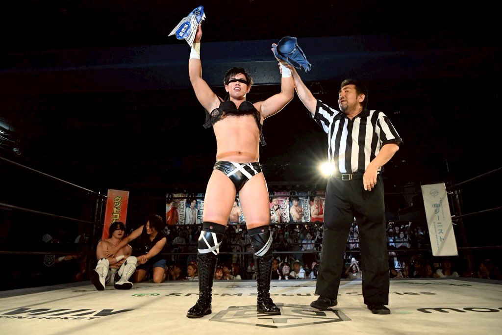Inahata_ddt's tweet photo. ビアガーデン新宿FACE 2日目。

初めての目隠し乳隠しデスマッチは、
なんとか勝つことができました✨

いつどこ挑戦権も獲得！

しっかり守って、無差別級のベルトを狙います！

#ddtpro https://t.co/l7LOiiGhik