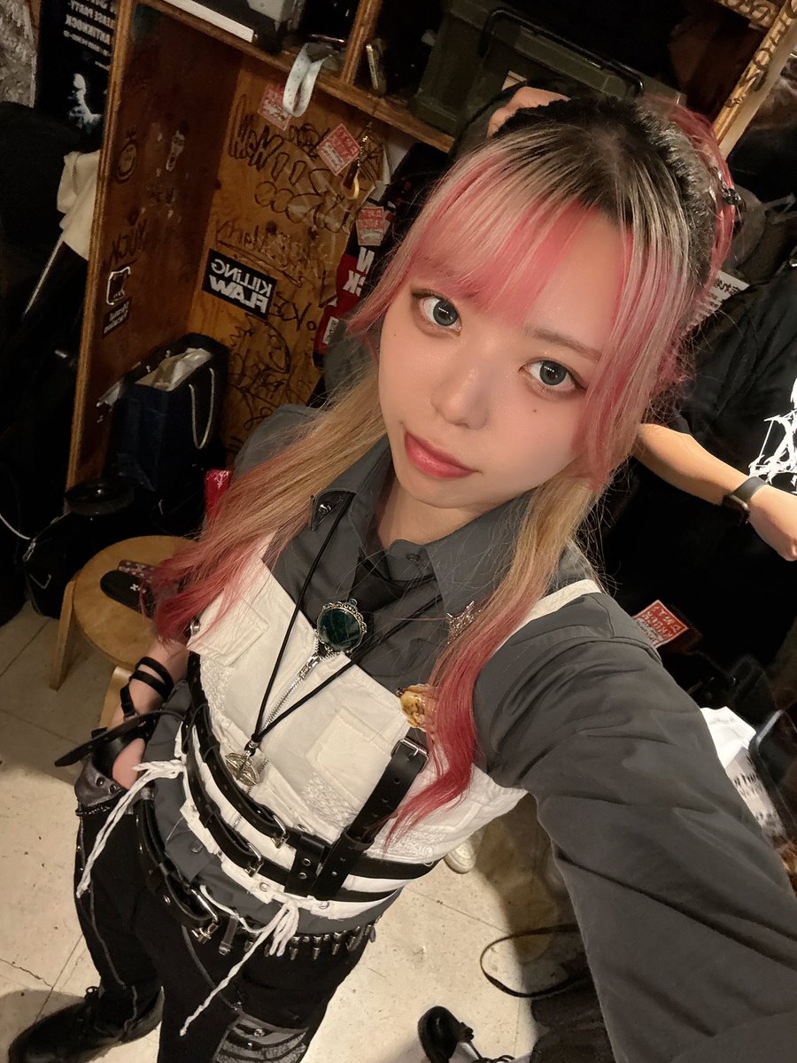 AYARI_Gt's tweet photo. DirtyDeedsDoneDirtCheap
新宿アンチノック

ありがとうございました🔥

どのバンドさんもゴリゴリに重たくてテクくてかっこよかったですな…

フロアみんな手を挙げて楽しんでくれてて嬉しかったよ🙌🏻

ところで、私の衣装についてた牡蠣🦪に気づいた人ゼロ人説🤔

#PaleNeØ #パレネオ https://t.co/yyxYWkYbUj