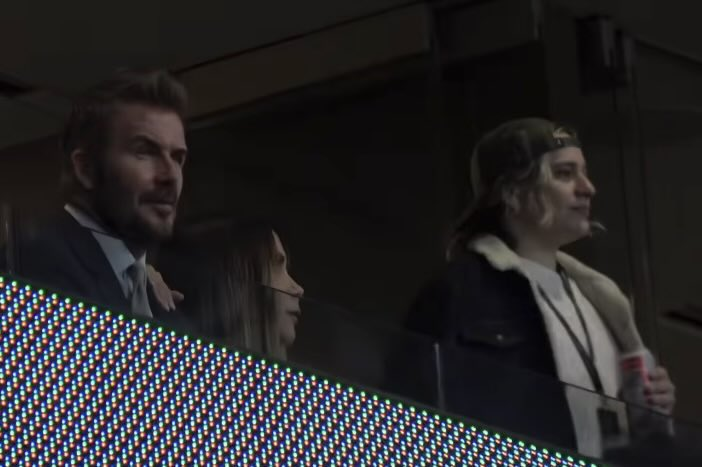 DebiGiorgi's tweet photo. la manito en su marido pero mirando al nuestro que bárbaro https://t.co/jUq3oiNOGs