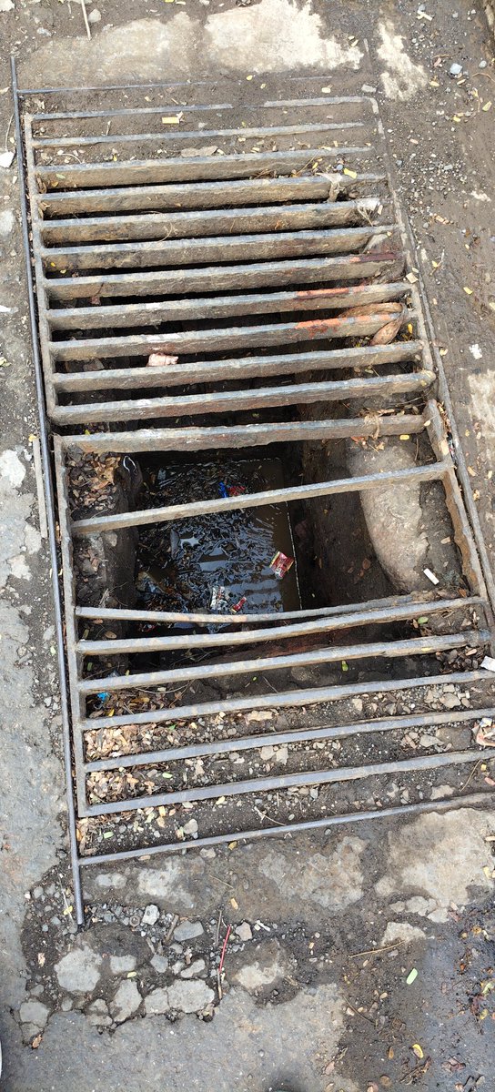 diy_atul's tweet photo. महानगरपालिका @mybmcWardE विभाग पावसाळी जाळी कारभार चुकून सुद्धा पावसाच पाणी भरलं एका लहान मुलाचा जीव नक्की जाईल त्वरित कारवाई करण्यात यावी! #राणीबाग क्रिकेट मैदान बाहेरच #Byculla @TawdeRitu @mybmc @CPMumbaiPolice @MTPHereToHelp @LokmatMumbai https://t.co/CdXMUhSmrD