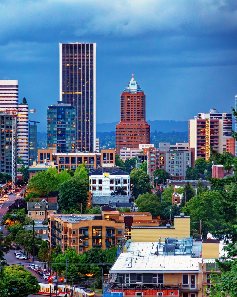 rareledger's tweet photo. Portland’s Thursday storms were elevated—unstable air sat above the ground. NWS said this supported a few thunderstorms; weak shear limited severe threat. Tony Webster, CC BY 2.0 file photo; cropped.

Source: https://t.co/3lN7OglvP5 https://t.co/K835n0sUib