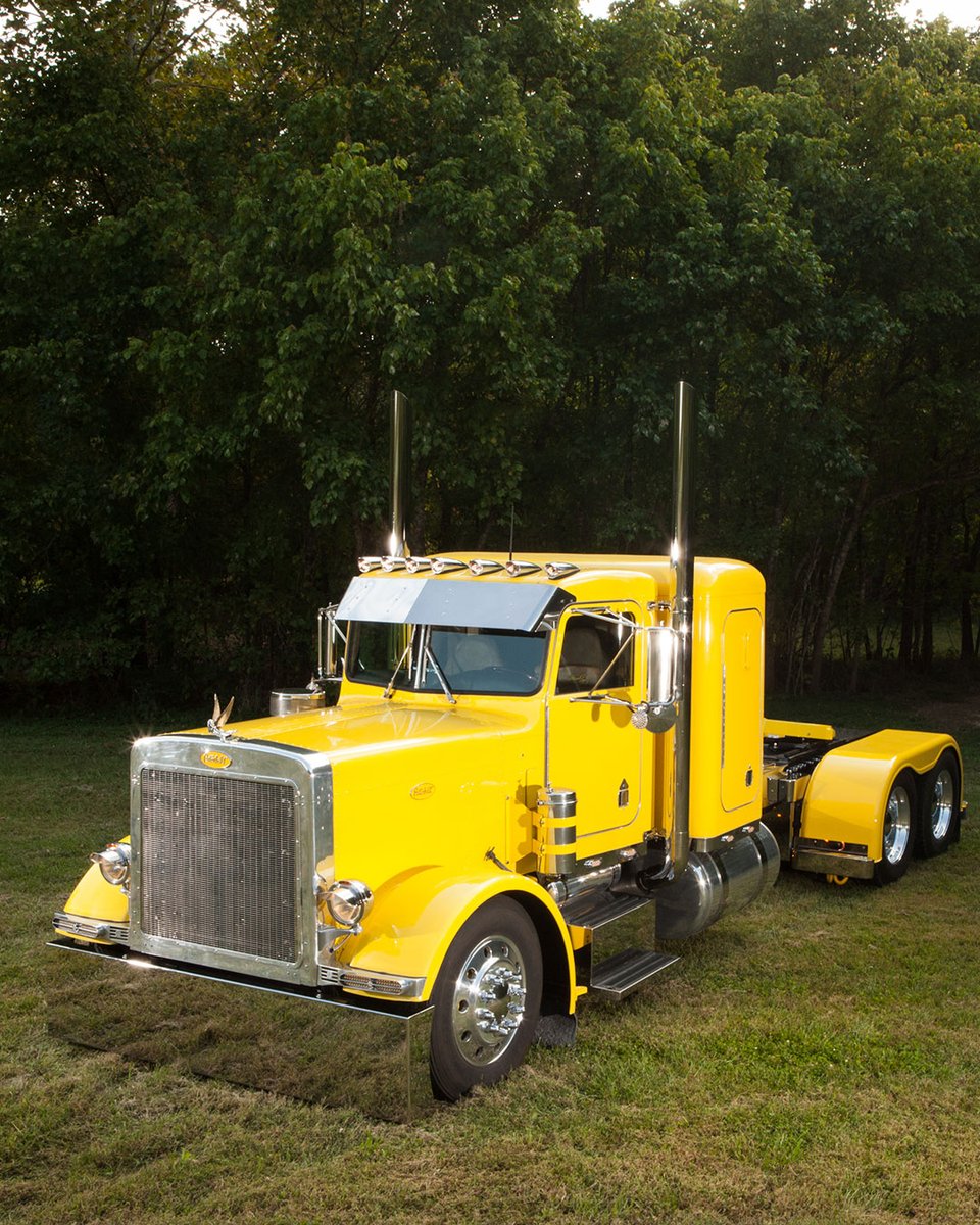 ChromeShopMafia's tweet photo. Throwin' it back to 2015 with this 1979 #Peterbilt359 @israel.turner.3 ๐
All the classic details of the #interior are a highlight.ย
.
.
#ThrowbackThursday https://t.co/H8LgXxIf5e