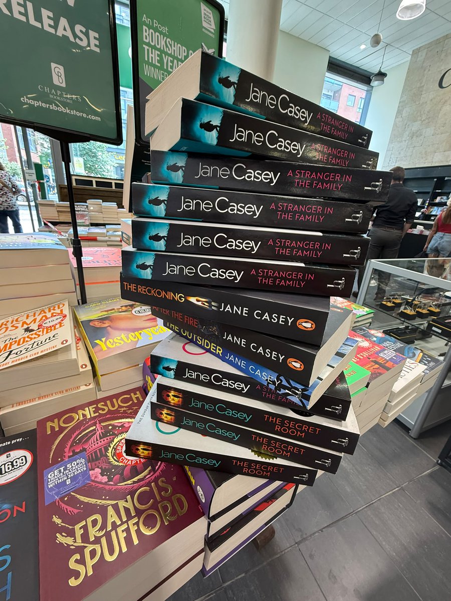 chaptersbooks's tweet photo. Someone is dead. Someone is lying. Someone is not sleeping with the lights off when they start this (me, I'm not going to turn the lights off!).

SIGNED first-run copies of Jane Casey’s new thriller, Everything She Didn't Say have red sprayed edges - buy quickly, read &amp; keep! https://t.co/0tjJ9spgv7