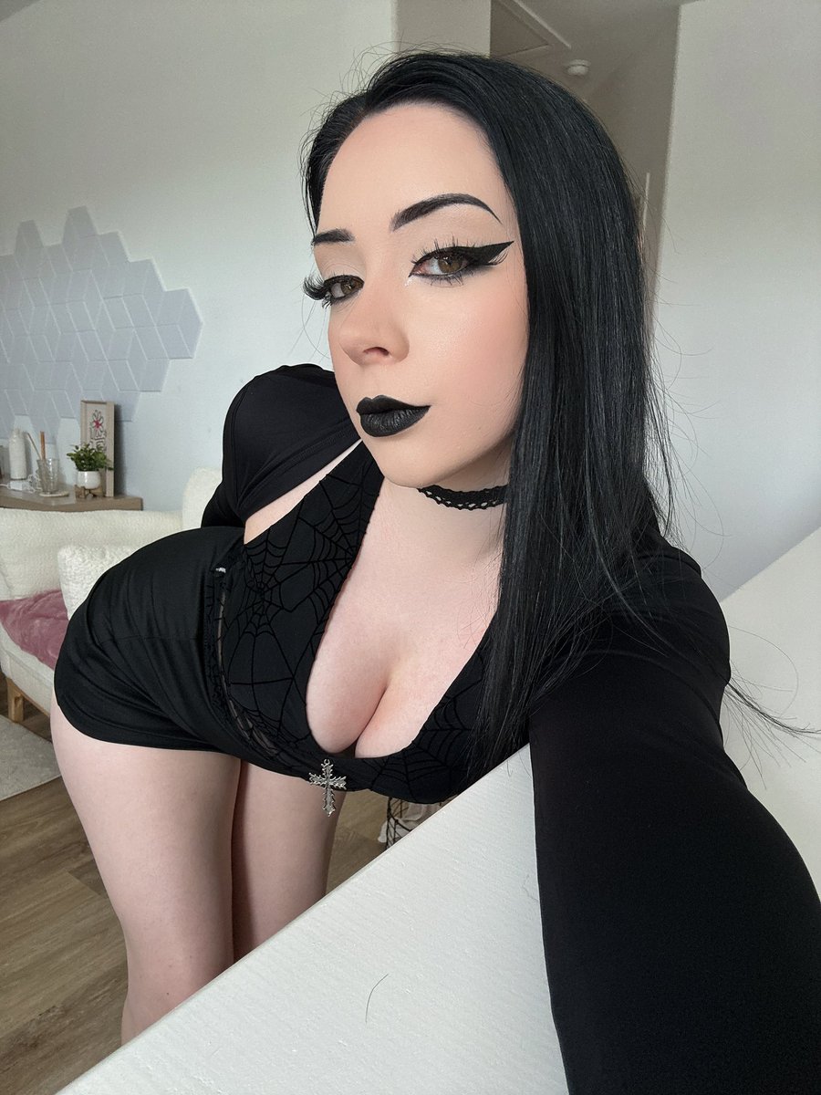 eliseowo_'s tweet photo. bow to your goth mommy https://t.co/IdEJdql8ta