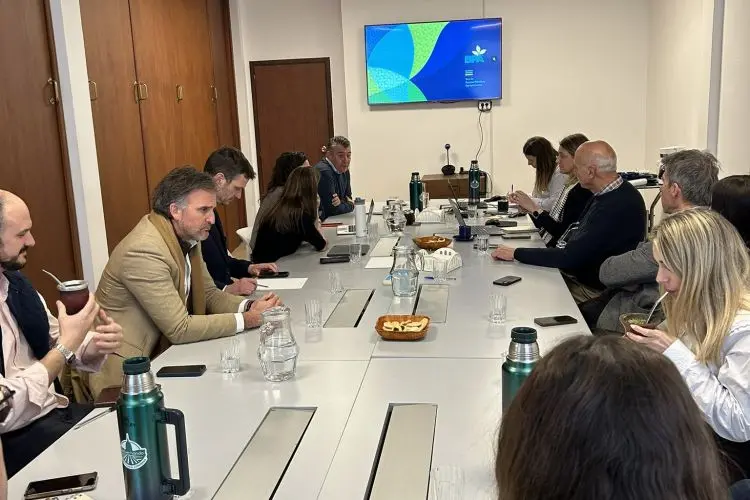 elparlamentario's tweet photo. Aplicación de fitosanitarios: legisladores y especialistas impulsan una ley nacional basada en evidencia científica
#Fitosanitarios
@Barbechando @joacobl75 @catoardohain
https://t.co/fAdn7e6EDC a través de @elparlamentario https://t.co/T7jaDnPyN8