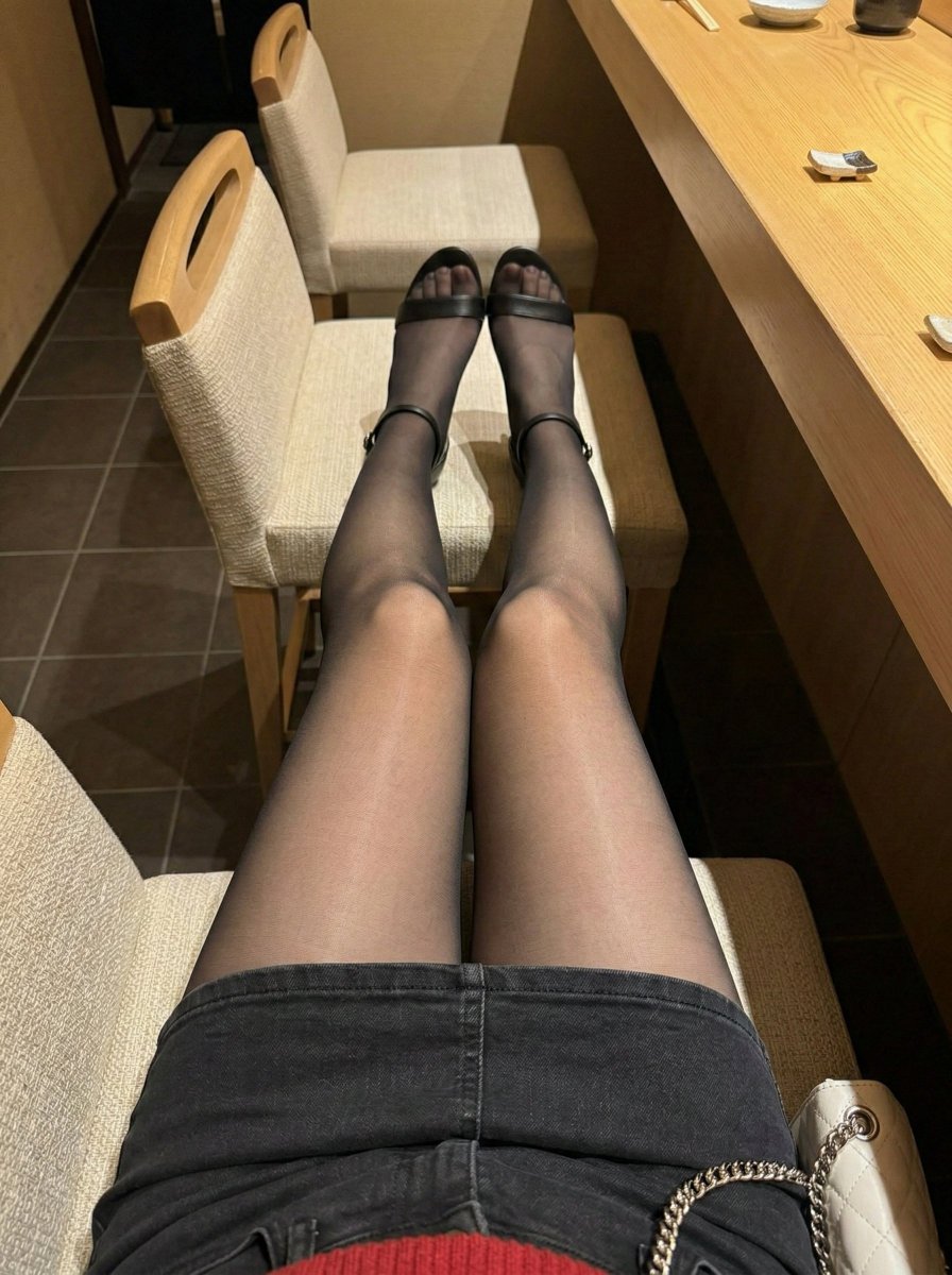 Nonny04847167's tweet photo. 晚上吃饭穿了件稍微有点透的丝袜，客户的眼神一直在闪躲。现在的男人胆子都这么小吗 https://t.co/w2fXdv6PJ6