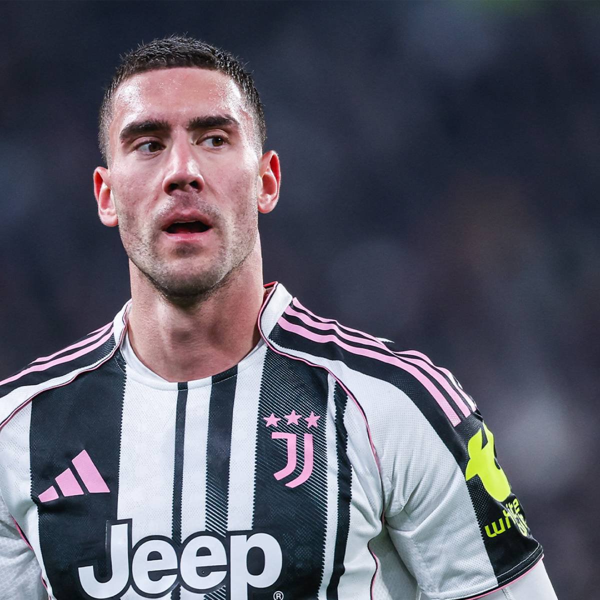 kkdkddkd31320's tweet photo. Beşiktaş, Juventus forması giyen Dušan Vlahović'i transfer gündemine aldı. Siyah-beyazlılar, yıldız golcüyle temas kurmasına rağmen oyuncu cephesinden henüz dönüş alabilmiş değil. Yönetim, Vlahović'ten gelecek cevabı beklerken transfer çalışmalarını sürdürüyor. https://t.co/UgIfe2z3SF