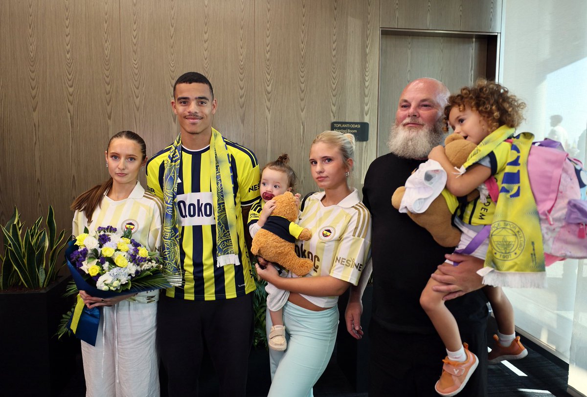 Fenerbahce's tweet photo. Mason Greenwood İstanbul’da 💛💙 https://t.co/OCNCVXlqiJ