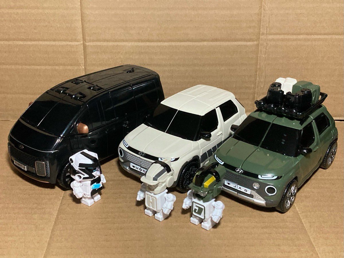 robo_z's tweet photo. トボット 大都会の英雄たち のトボットZとツインパンチのカラーチェンジ版。通常版と比べるとえらく落ち着いたカラバリ。Zは実質実車カラー版となっているが、ツインパンチは本品の色も通常カラーも実車で存在する模様 https://t.co/2fKtAqikZY