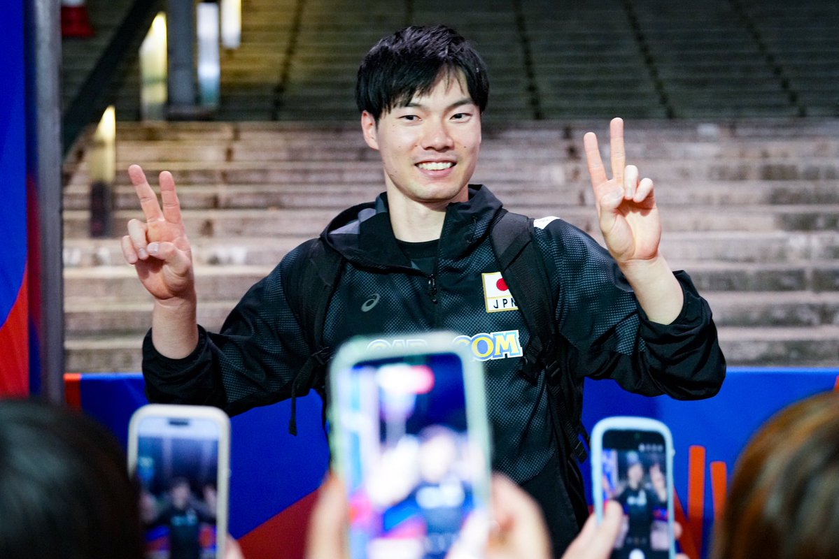 theanswerc2's tweet photo. バレーボール男子 #ネーションズリーグ 大阪大会🏐

 #大塚達宣 選手がファンゾーンで粋な対応📸

多くのファンが撮影しやすいように立ち止まりピース✌️

「OKですか？大丈夫ですか？」とファンに問いかけながら色んな方向に顔を向けていました✨

写真：@nakatogawachise

#VNL #VNL2026 #volleyball https://t.co/eXraoU5oR9