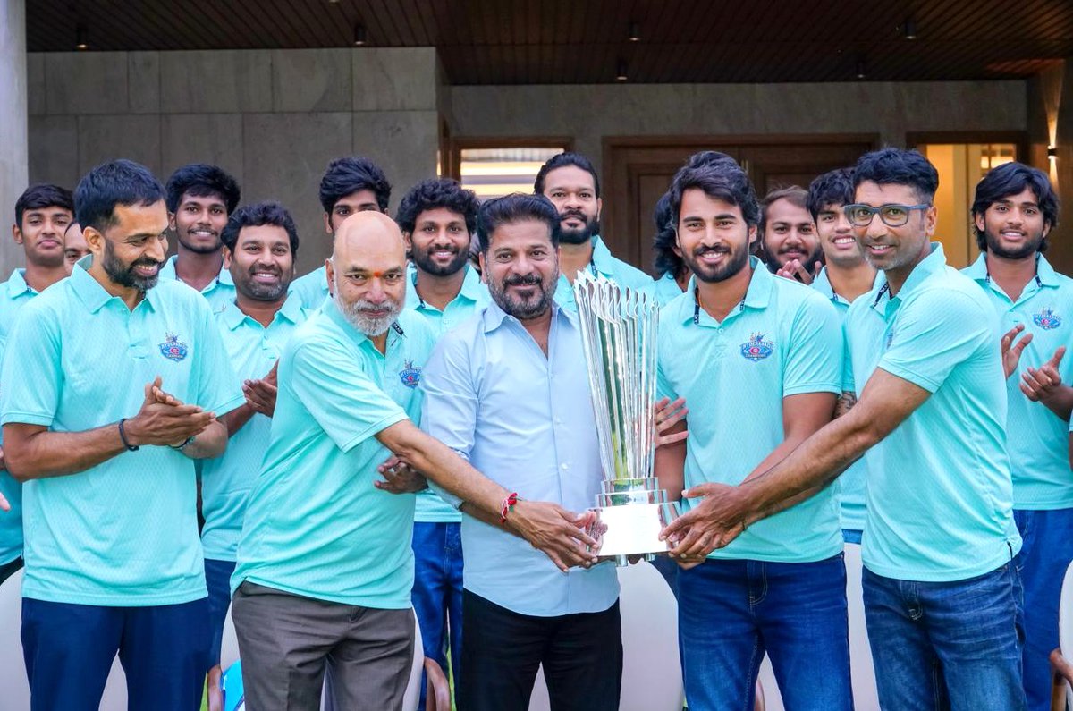 TelanganaCMO's tweet photo. తెలంగాణ రాష్ట్రంలో క్రీడా రంగ అభివృద్ధిపై ప్రజా ప్రభుత్వం ప్రత్యేక దృష్టి సారించిందని ముఖ్యమంత్రి శ్రీ ఎ. రేవంత్ రెడ్డి గారు అన్నారు. క్రీడల్లో రాణించిన వారికి క్యాష్ రివార్డులతో పాటు ప్రభుత్వ ఉద్యోగాలు కల్పిస్తూ ప్రోత్సహిస్తున్నామని పేర్కొన్నారు.

✳️ఇటీవల విజయవంతంగా జరిగిన సీజన్-1 టీజీ-20 క్రికెట్ లీగ్‌లో విజేతగా నిలిచిన హైదరాబాద్ ఈ-ఛాంపియన్స్ జట్టు ఎంసీఆర్ హెచ్‌ఆర్‌డీ బోధి పెవిలియన్‌లో ముఖ్యమంత్రి గారిని మర్యాదపూర్వకంగా కలిసింది. ఈ సందర్భంగా జట్టు సభ్యులను అభినందించిన ముఖ్యమంత్రి గారు వారికి చెక్కులను అందజేశారు.

✳️క్రీడలకు సంబంధించి మౌలిక వసతుల అభివృద్ధికి ప్రాధాన్యత ఇస్తూ తెలంగాణకు ప్రత్యేక స్పోర్ట్స్ పాలసీని తీసుకొచ్చామని, స్పోర్ట్స్ యూనివర్సిటీని ఏర్పాటు చేశామని తెలిపారు. గచ్చిబౌలి స్టేడియాన్ని అంతర్జాతీయ ప్రమాణాలతో తీర్చిదిద్దే దిశగా ప���రభుత్వం చర్యలు చేపట్టిందన్నారు. గతంలో జాతీయ స్థాయి క్రీడలకు హైదరాబాద్ వేదికగా నిలిచిందని గుర్తుచేశారు.

✳️గ్రామీణ ప్రాంతాల క్రీడాకారులకు తమ ప్రతిభను చాటుకునేందుకు టీజీ20 ఒక మంచి అవకాశంగా నిలుస్తోందని అభిప్రాయపడ్డారు. టీజీ20లో విజయం సాధించిన హైదరాబాద్ ఈ-ఛాంపియన్స్ జట్టు సభ్యులందరినీ అభినందిస్తూ, భవిష్యత్తులో దేశ ప్రతిష్ఠను పెంచే క్రీడాకారులుగా ఎదగాలని ఆకాంక్షించారు.

✳️ఏ ���ంగంలోనైనా రాణించాలంటే ఫోకస్ అవసరమని, ఎంచుకున్న రంగంపై గౌరవం, ఆసక్తి ఉండాలని క్రీడాకారులకు ముఖ్యమంత్రి గారు సూచించారు. ఈ కార్యక్రమంలో ఈనాడు సంస్థల మేనేజింగ్ ��ైరెక్టర్ సీహెచ్ కిరణ్ గారు, ప్రముఖ బ్యాడ్మింటన్ కోచ్ పుల్లెల గోపీచంద్ గారు పాల్గొన్నారు.
#TG20CricketLeague #HyderabadEChampions #TelanganaSports #SportsPolicy #Cricket #Eenadu