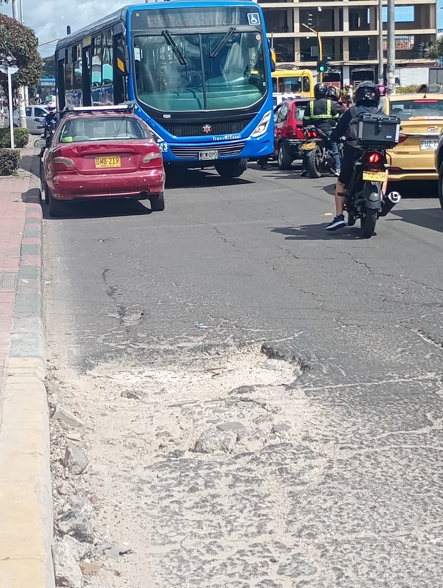 Caryamesa's tweet photo. @SectorMovilidad x enésima vez, sería bueno revisar el tránsito en Suba, exactamente por la Cll 139 desde la gaitana hasta centro suba, un recorrido que debería durar 15/20 minutos se convierte en + de 1 hr porque la vía se volvió parqueadero público y @subaalcaldia no actúa https://t.co/kW8InL2PSL