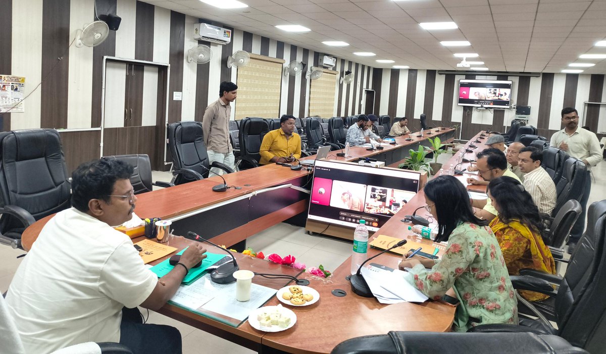 dm_sitapur's tweet photo. ओ०डी०ओ०पी० योजनान्तर्गत आयोजित बायर-सेलर मीट की साप्ताहिक समीक्षा बैठक में तैयारियों एवं प्रगति की समीक्षा की गई। स्थानीय उत्पादों को बेहतर बाजार उपलब्ध कराने एवं कारीगरों को अधिक से अधिक लाभ दिलाने के लिए आवश्यक दिशा-निर्देश दिए गए। https://t.co/Xrc4uZcHxC