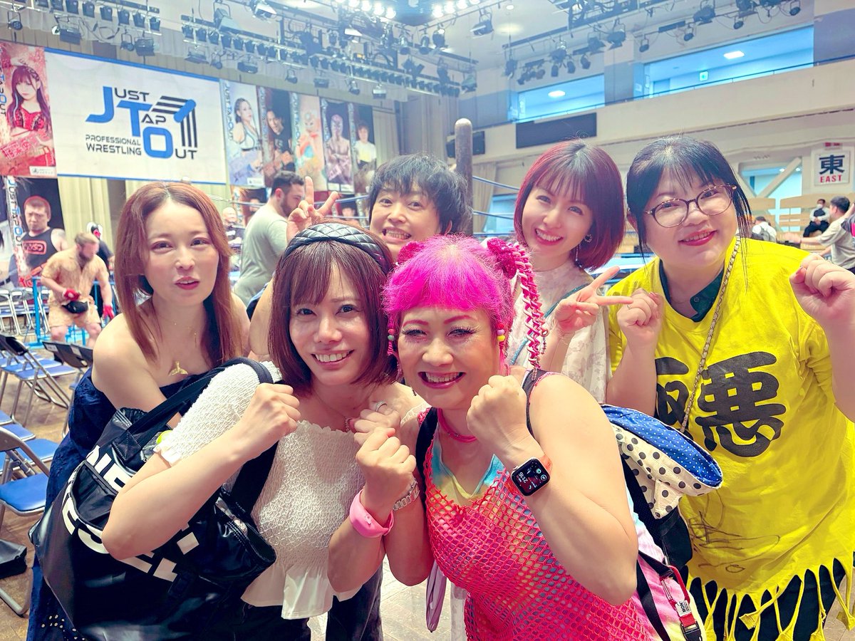 rubyaiba816's tweet photo. #UWP の皆でプロレス観戦🔥
色々勉強しつつ白熱した試合とても面白かった!!!
場外すごい。
えんちんとあんもさんとの3ショットすごいブラチラしてるけどボタン1個あいてたぽい https://t.co/XJzqTSPGnM