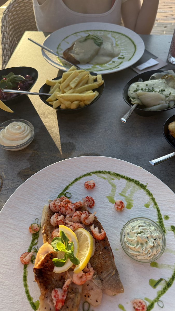 MargrietBenak's tweet photo. Vakantie is ook niet elke dag je eigen maaltje bakken in de skottelbraai bij de caravan of lunchbroodje smeren (= culinaire luiheid). Hoogtepunt is toch wel vandaag #LaDolce in #Borger, niets ten nadele van #DeWeme in #Borger, #PuurAmbacht in #Borger en #Hegeman in #Schoonloo https://t.co/tW1WSiYm4q