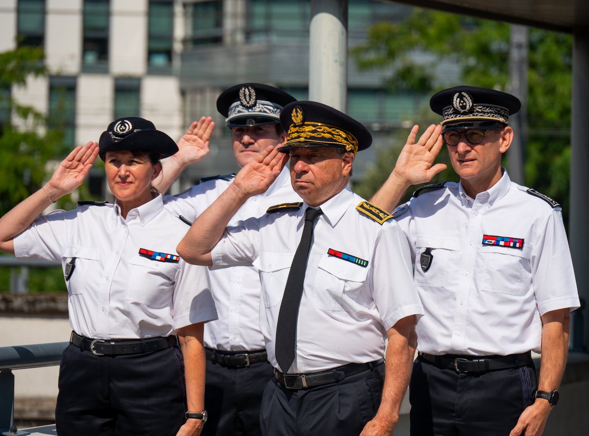 prefetrhone's tweet photo. 🇫🇷 À l’occasion de la Journée de célébration de la Police nationale, le préfet de la région Auvergne-Rhône-Alpes, préfet du Rhône, Étienne Guyot, a présidé une cérémonie à l’Hôtel de police de Montluc à Lyon.

Un temps de reconnaissance et d’hommage marqué par la remise de décorations, le dépôt de gerbes et une minute de silence en mémoire des policiers morts pour la France et des victimes du devoir.

@PoliceNationale @SecCivileFrance @Interieur_Gouv