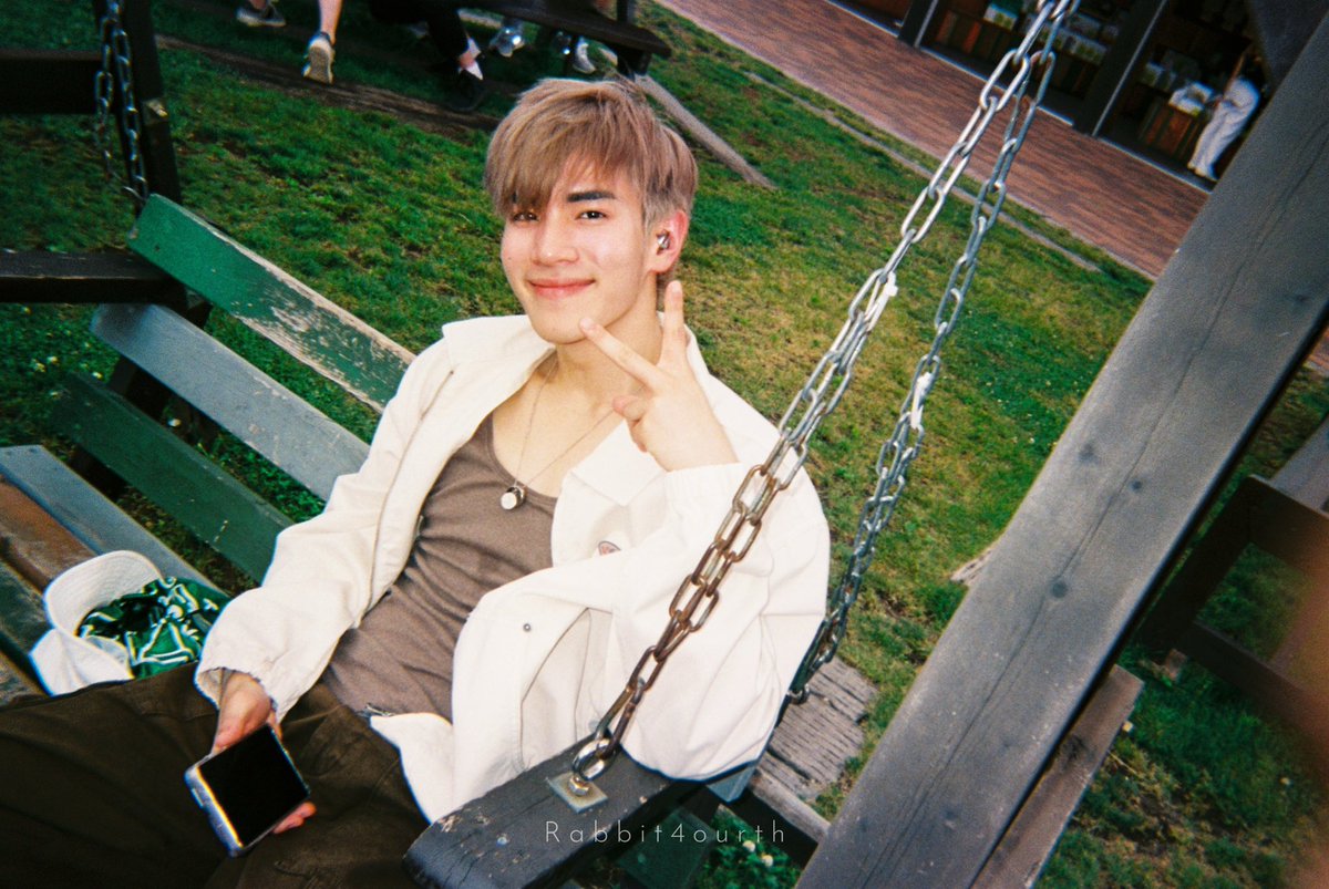 Rabbit4ourth's tweet photo. ✨Flim camera ✨

รูปแรกก่อนจัดทรงผม รูปสองหลังจากบ่นว่าทรงผมตัวเองไม่เท่และผ่านการจัดใหม่เรียบร้อยแล้ว😍🫶🏻

📷by me @tawattannn 
#OishixGFSNTrip2026 #fourthnattawat https://t.co/7DlK2vWKY7