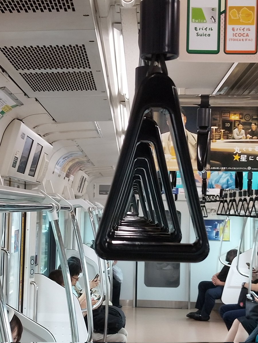 関西の電車のつり革には、このタイプがないので、東京に来ると、つい